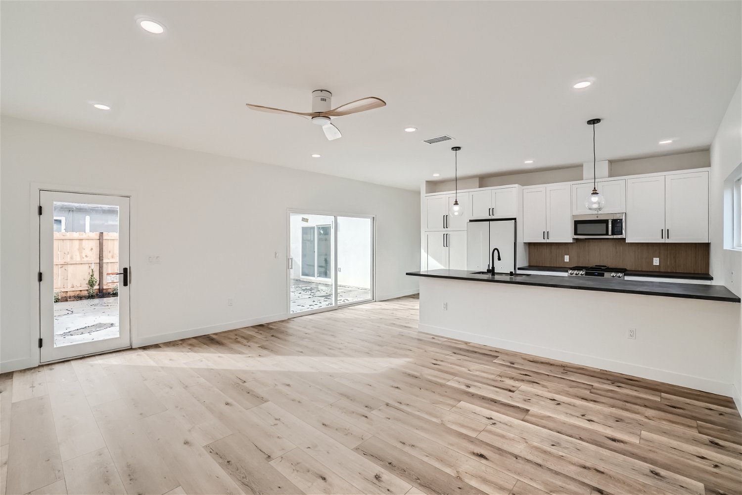 6262 Stewart St. photo 4